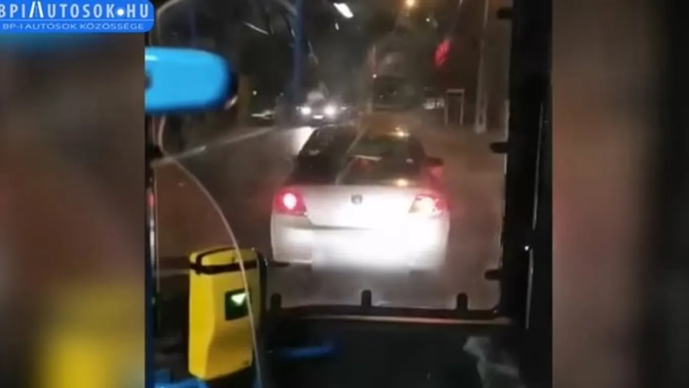 Normális? Busz előtt büntetőfékezgetett az elborult sofőr Csepelen – videó