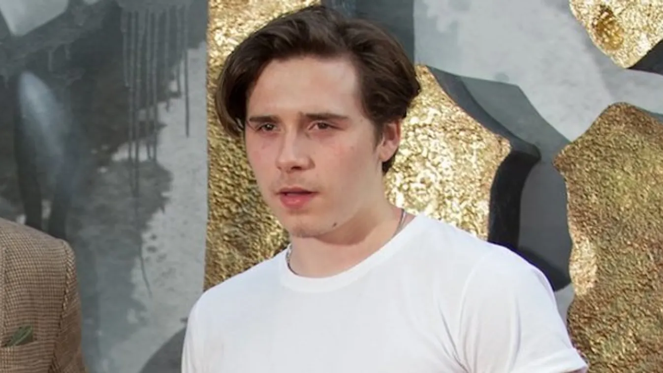 Hoppá! Brooklyn Beckham gyereket akar a párjától!