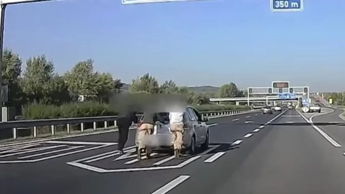 Elképesztő mutatvány: Az M1-es autópálya középső sávjában tolták a lerobbant kocsit - Videó