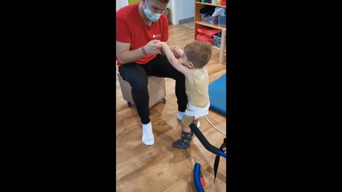Valódi csoda! Megtette első lépéseit az SMA-beteg Zente – megható videó