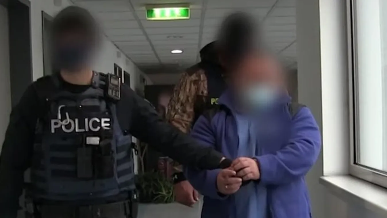 Maszk miatt késelt meg egy idős férfit a biztonsági őr az 1-es villamoson