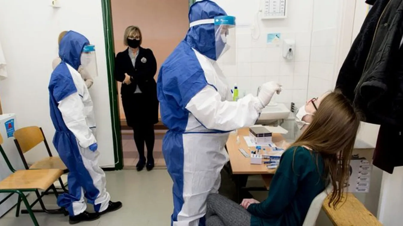 Bezártak egy debreceni iskolát, miután a pedagógusok ötödénél koronavírust mutattak ki