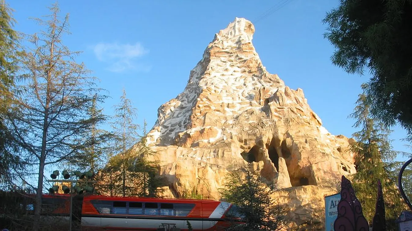 Egy vidámpark-rajongó az udvarában építette fel a kedvenc hullámvasútját