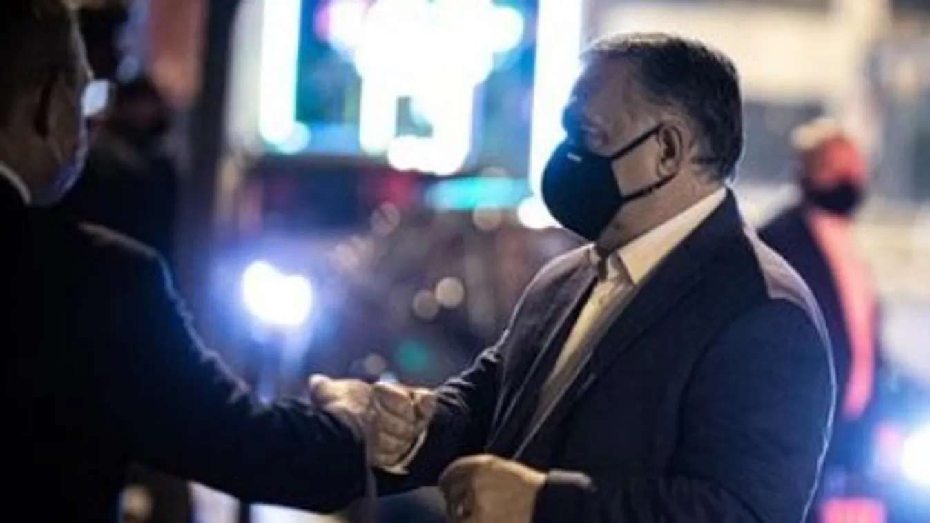 Orbán Viktor hajnali 6 órakor érkezett meg az ülésre