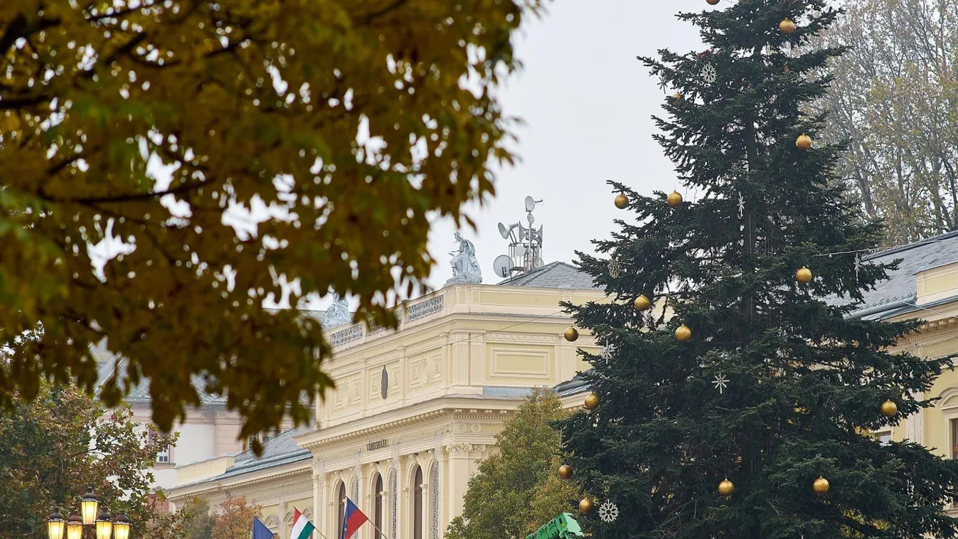 Gigantikus feketefenyővel várják a karácsonyt ebben a magyar városban