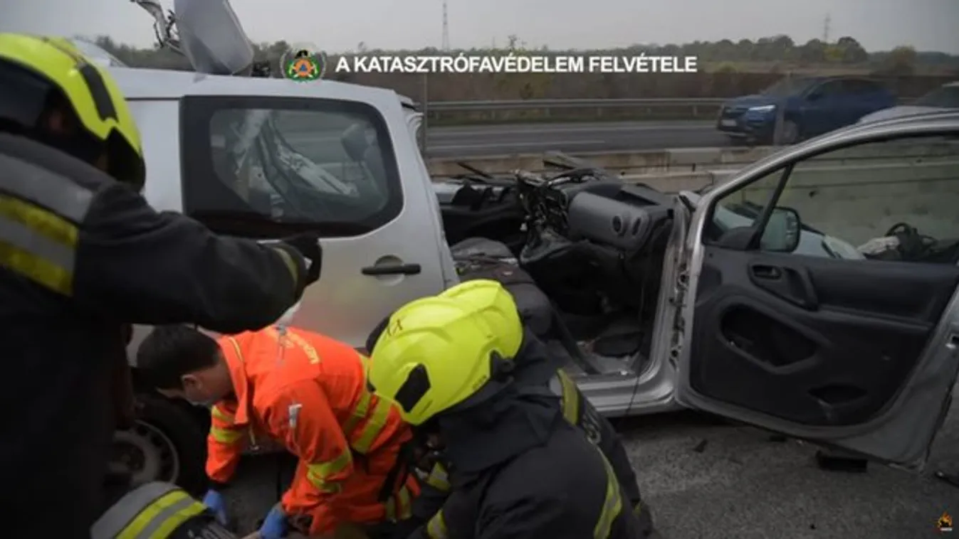 Videóra vették a mentést - Ki kellett vágni az autóból a sofőrt, aki egy kamionnal ütközött az M0-áson