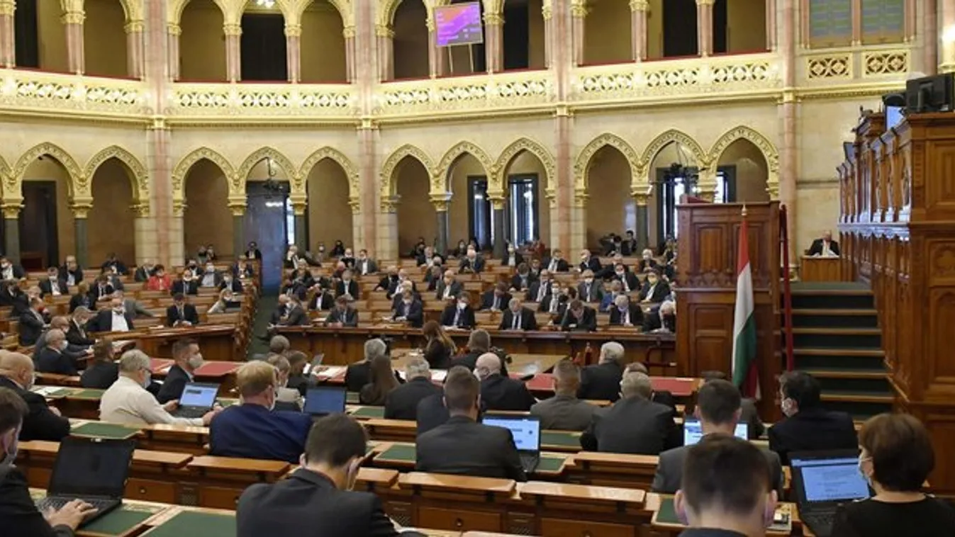 Az Országgyűlés keddi rendkívüli ülésén elfogadta a napirendet, a képviselők délután szavazhatnak a veszélyhelyzet meghosszabbításáról