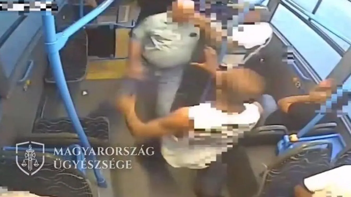 Brutálisan összevertek egy idős férfit a csepeli buszon – videó