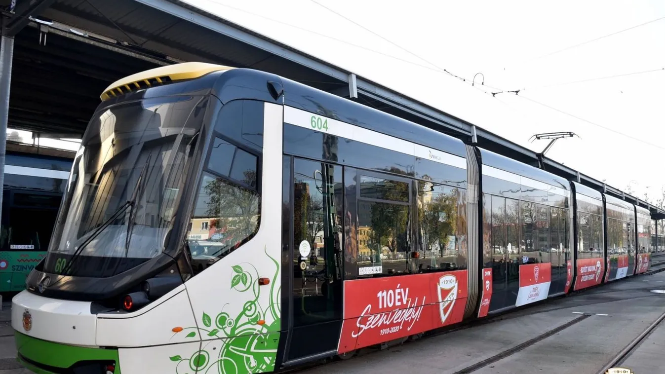Már közlekedik a piros-fehérbe csomagolt DVTK-villamos Miskolcon