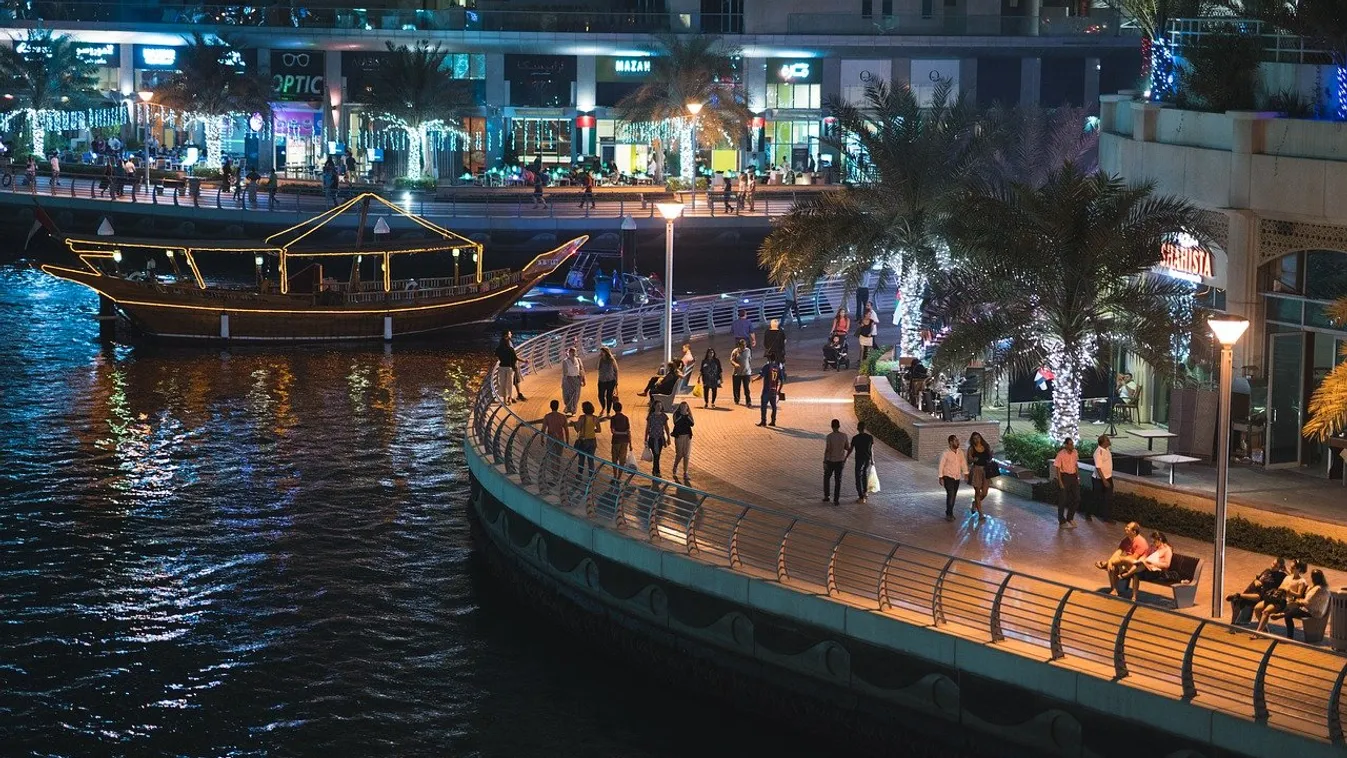 Dubajban vízen lebegő, üvegaljú mobilházakban lehet ringatózni hamarosan