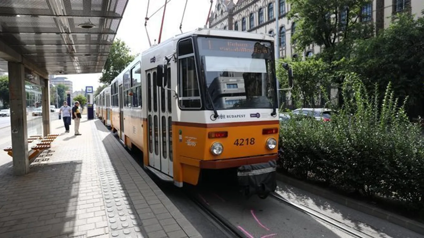 Megkéseltek egy férfit az 1-es villamoson - a rendőrség hajtóvadászatot indított