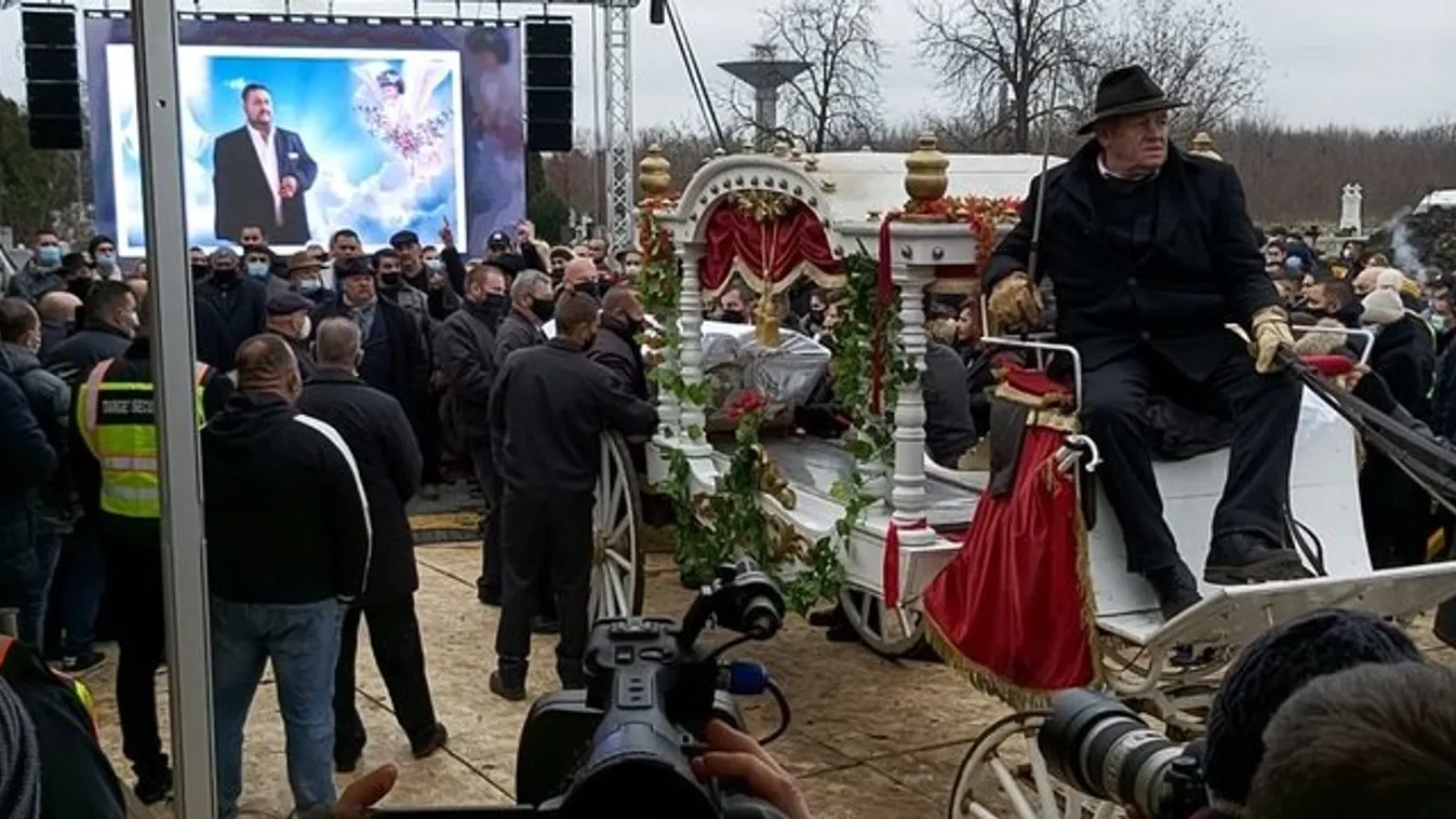 Kis Grófo könnyfakasztó éneke közben emelték ki a négylovas hintóból a koporsót
