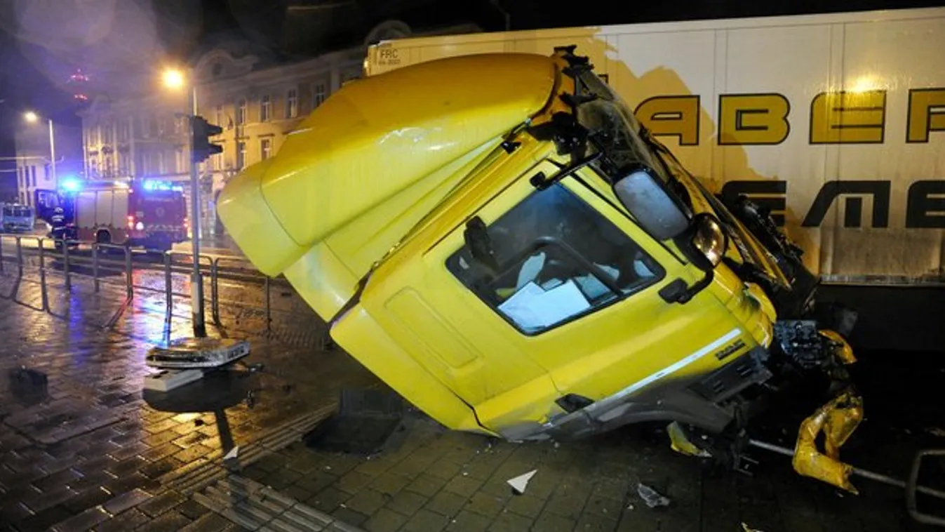 Kamion és busz ütközött Budapesten