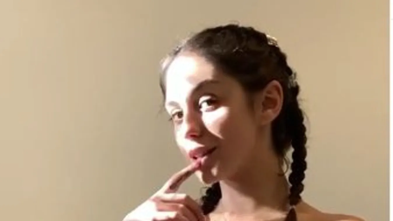 Pucér képeit árulja a neten a 23 éves tanárnéni - hetente annyit keres, mint a suliban soha - 18+ fotók