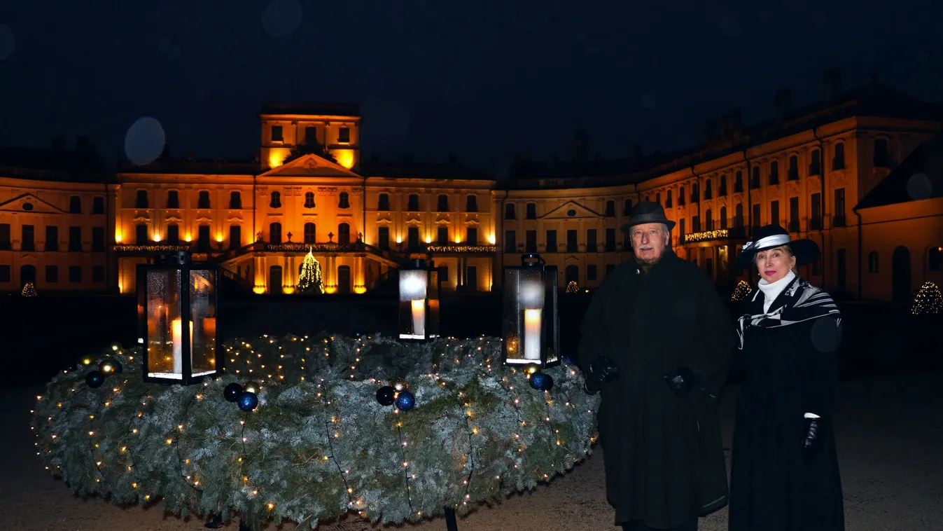 Esterházy herceg és Svetlana hercegné gyújtotta meg a 4. adventi gyertyát a fertődi kastélyban
