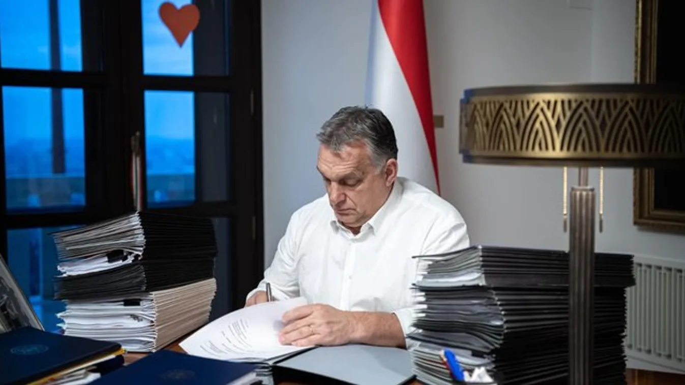 Még most is dolgozik Orbán Viktor – fotó