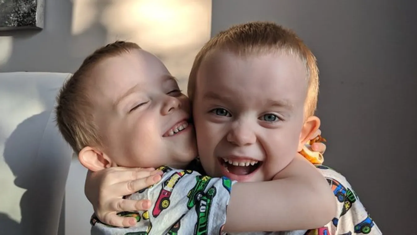 Szinte meglincselték az anyát, aki tetováltatta egyik ikerfiát, hogy meg tudja őket különböztetni
