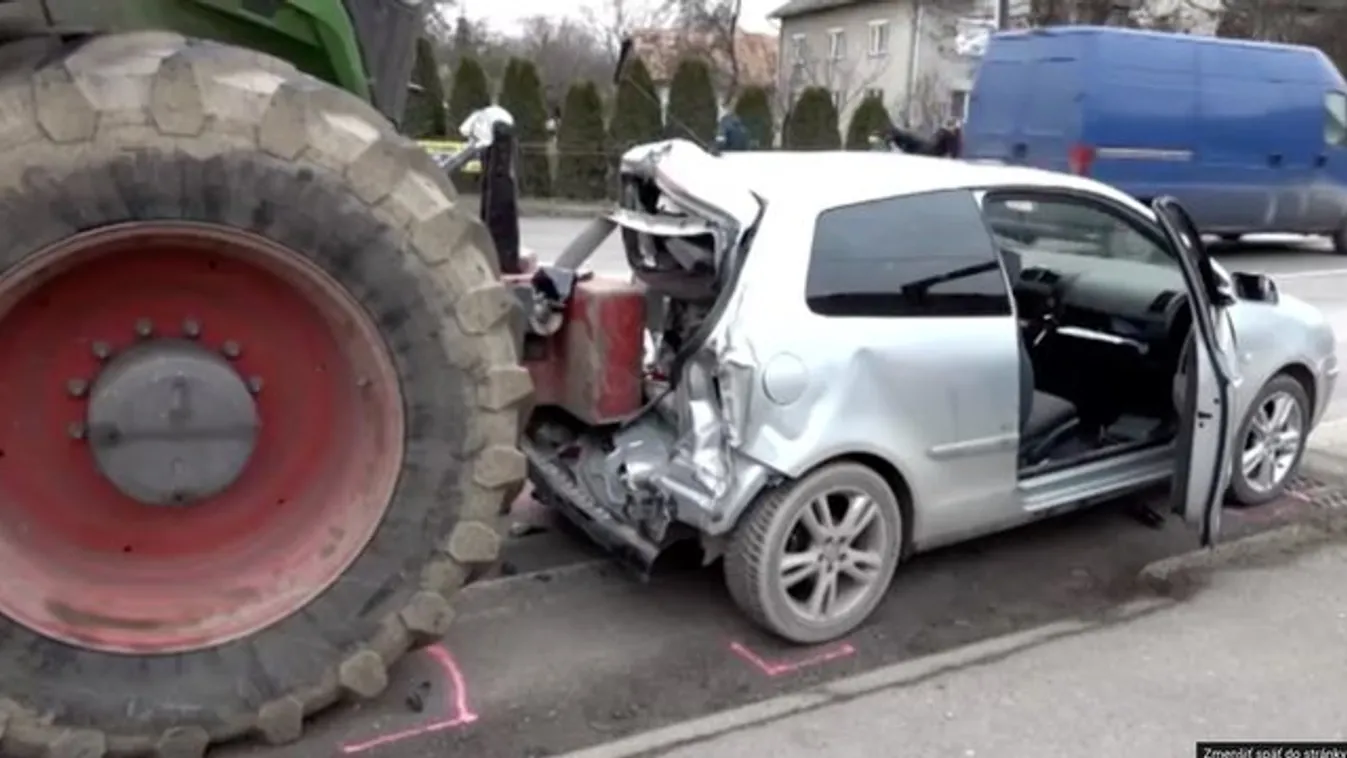 30 tonnás traktor öklelte fel kocsit – A hátul ülő hatéves kislánynak esélye sem volt a túlélésre