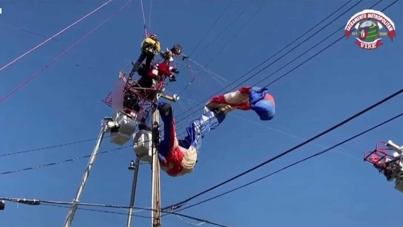Elektromos vezetékbe akadt a balszerencsés Mikulás szánja
