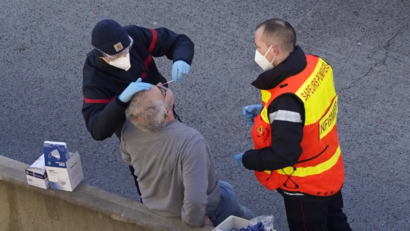 Katonák és tűzoltók segítségével tesztelik az Angliában rekedt kamionosokat