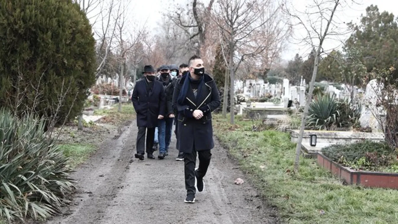 Győzike és Bódiék is feltűntek: Érkeznek a gyászolók Grófo búcsúztatójára