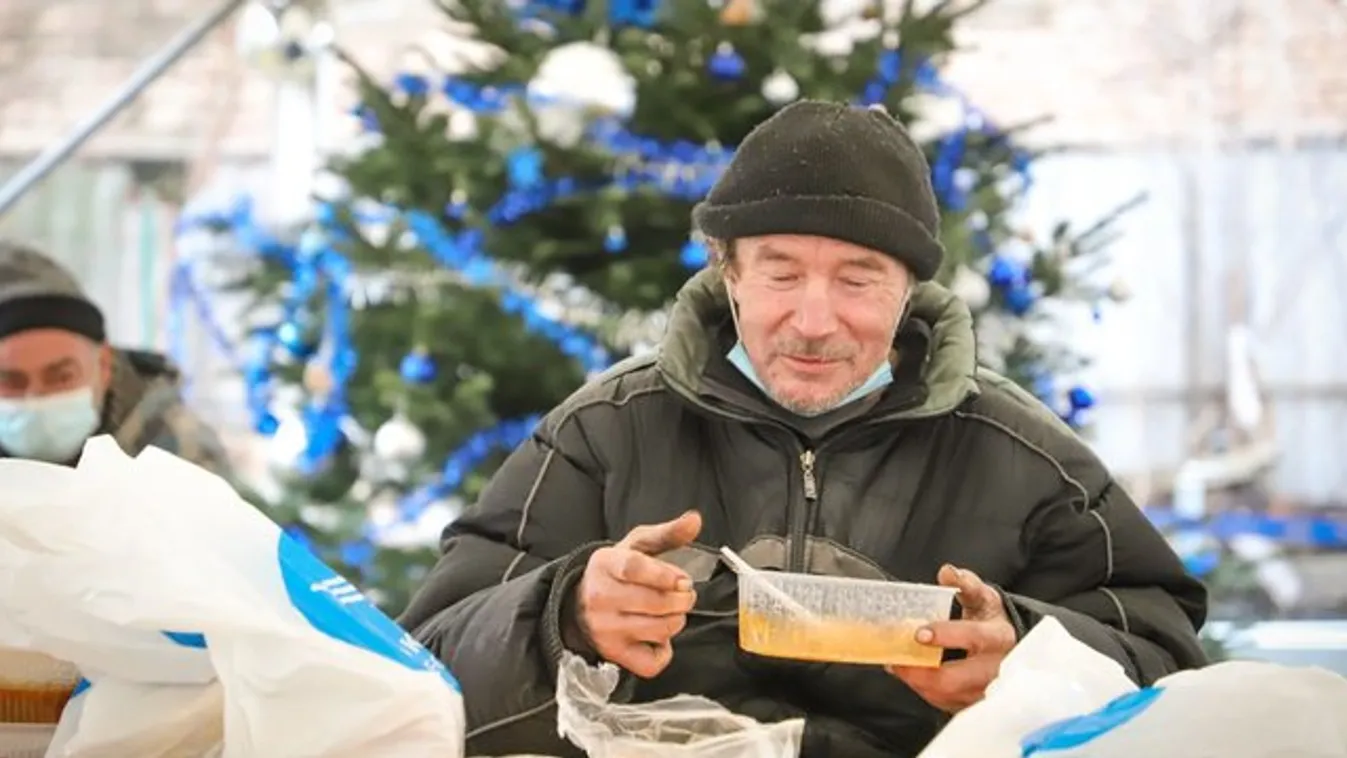 Dobozokban kapták az ételt a rászorulók