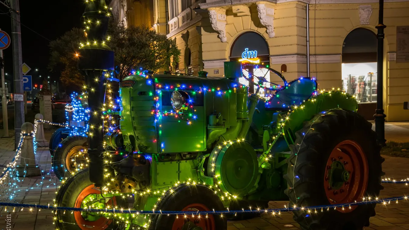 Adventi ünneplőt öltöttek a veterán traktorok Szarvason