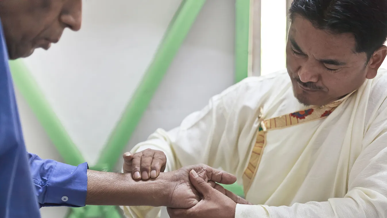 Az ünnepek alatt ingyen nézhető meg a tibeti rákgyógyító szerzetesekről készült film
