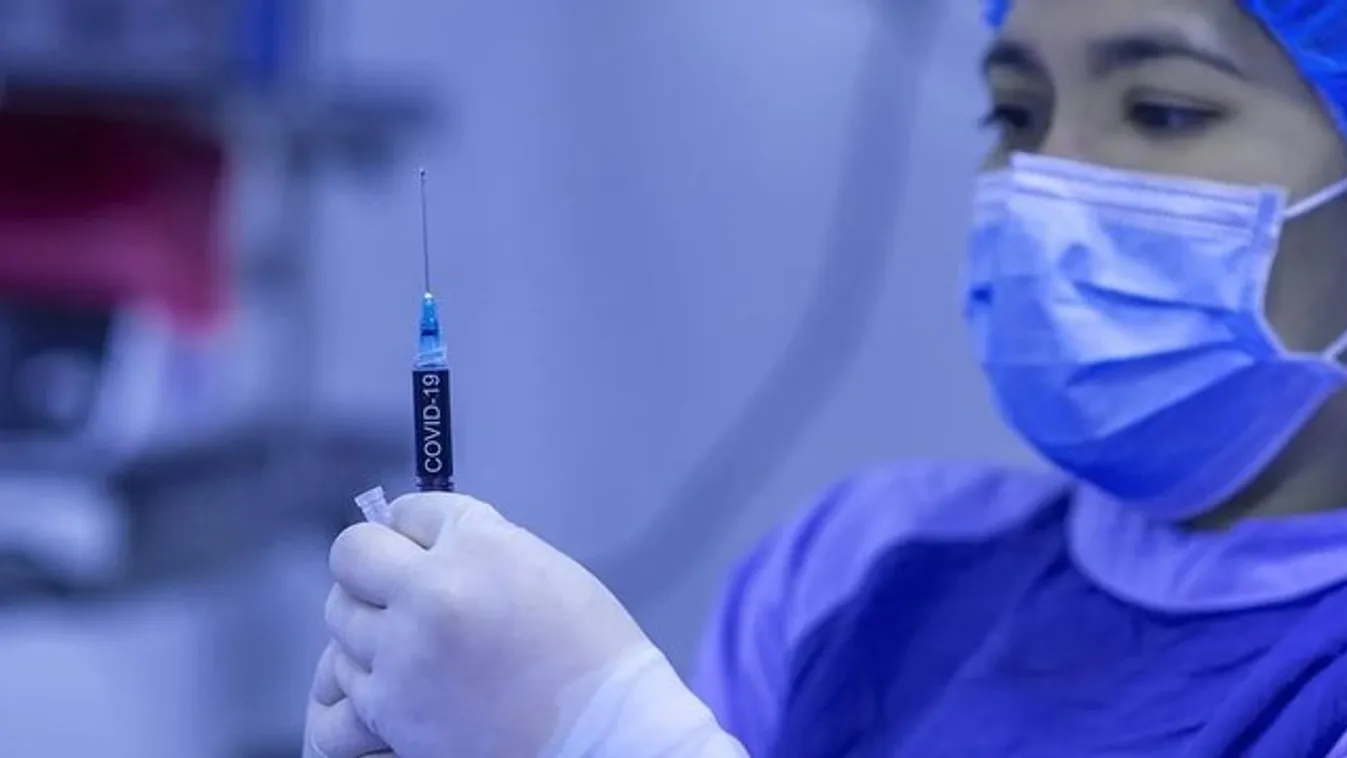 Három nap múlva érkezik az első adag vakcina Magyarországra – videó