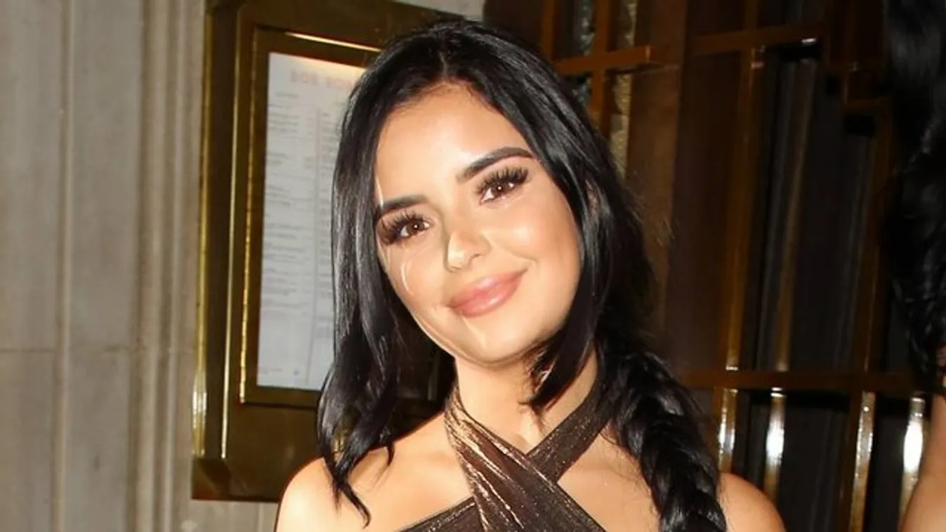 Demi Rose nagyon nem érti a tél lényegét – épp köldökig lehúzott síkabátban, melltartó nélkül szexizik