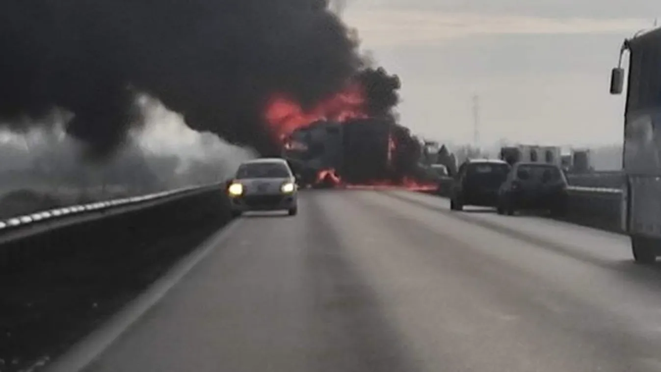 Horrorbaleset Kecskemétnél: lángokba borult az autó és a kamion is