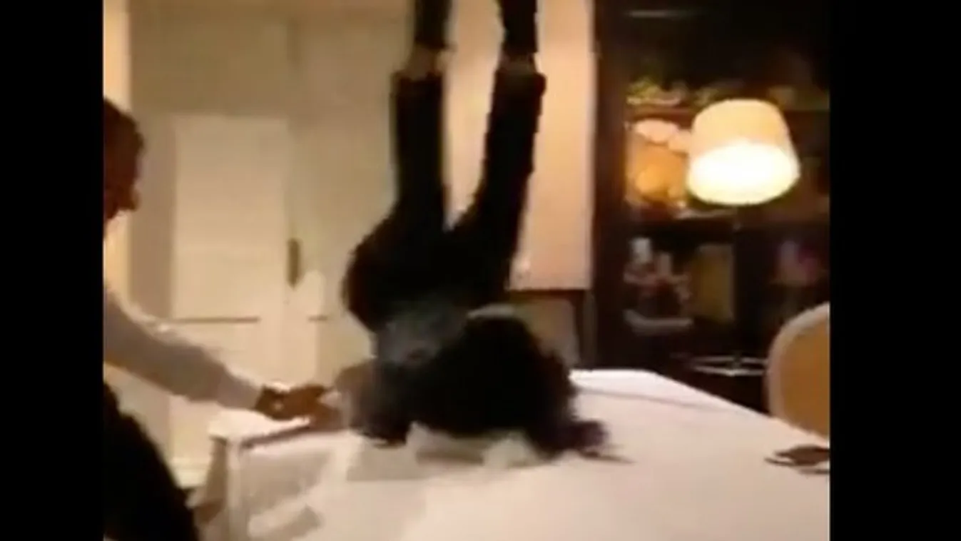 Terpesztés közben széthasadt részeg orosz lány nadrágja, mindene kilátszott – 18+ videó
