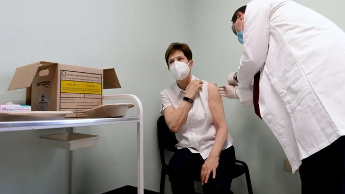 Jó hírt közölt Szlávik János: Eddig senkinél nem jelentkezett heves allergiás reakció