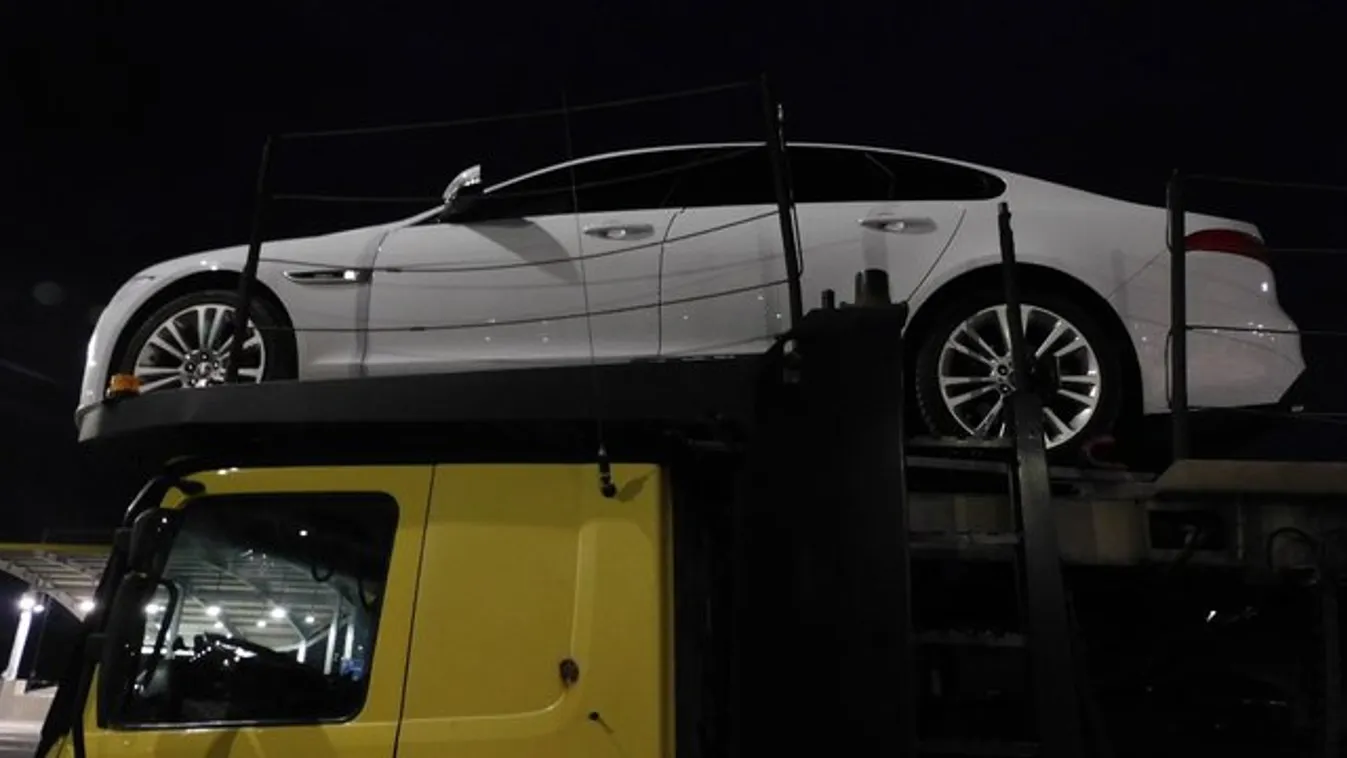 Méregdrága luxusautót foglaltak le a rendőrök Hajdú-Bihar megyében - fotó