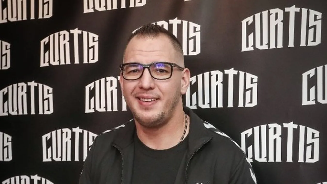 Hoppá! Ellepték az örömlányok Curtis közösségi oldalát – 18+