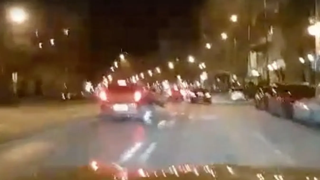 Az életével játszott egy fiatal a Blaha Lujza térnél: autóba kapaszkodva közlekedett a gördeszkás – videó