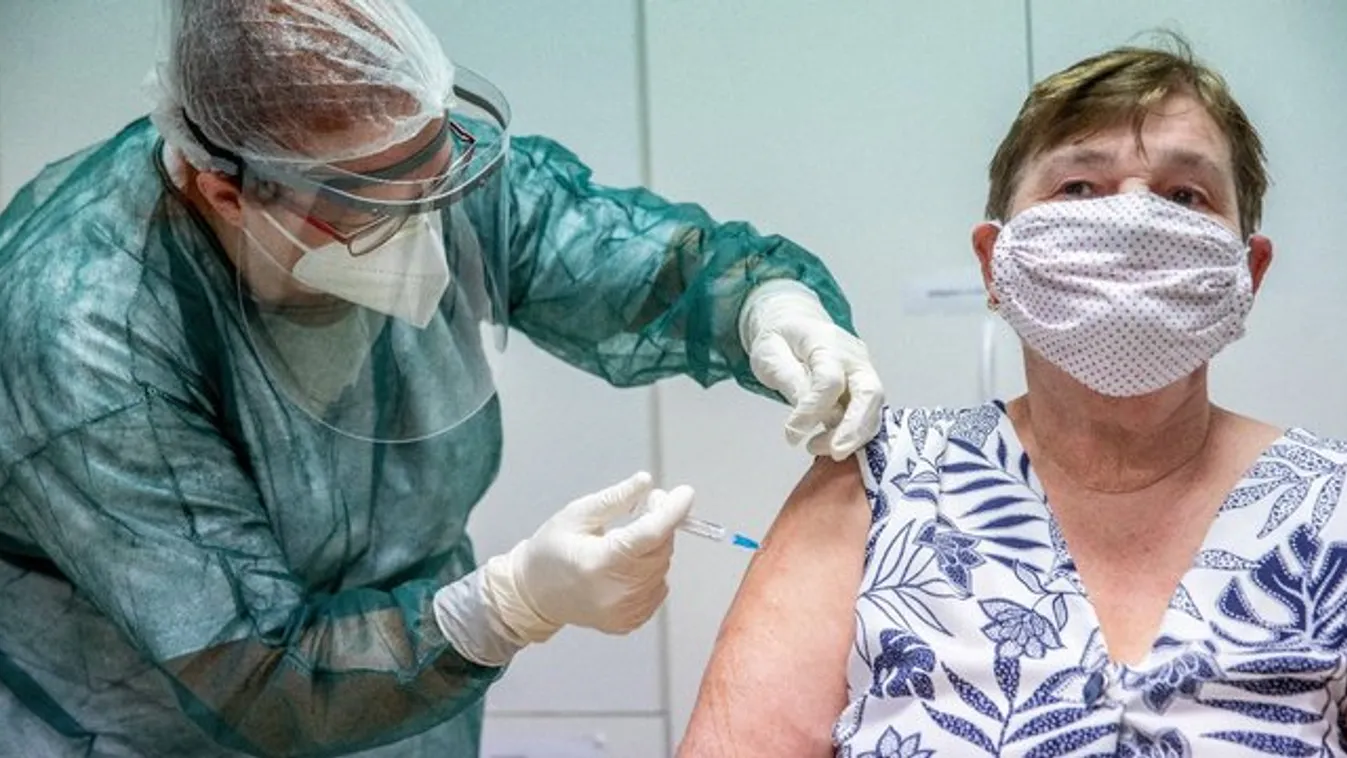 Napi 400-500 időst oltanak be a honvédség egészségügyi központjában a Pfizer-vakcinával