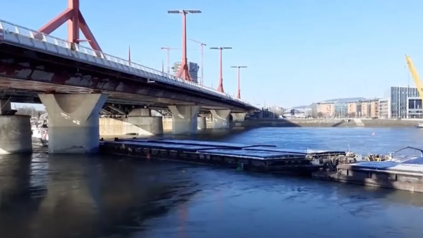 A Rákóczi híd pillérének csapódott egy uszály Budapesten – videó
