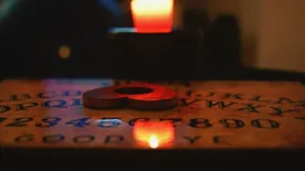 Misztikus táblával faggathatjuk a nagy titkokról a szellemeket – de sokak szerint nem veszélytelen