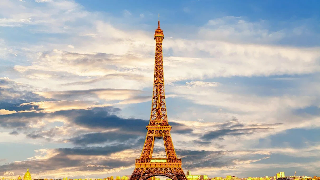 Az Eiffel-torony arany színbe öltözik a 2024-es párizsi olimpia tiszteletére