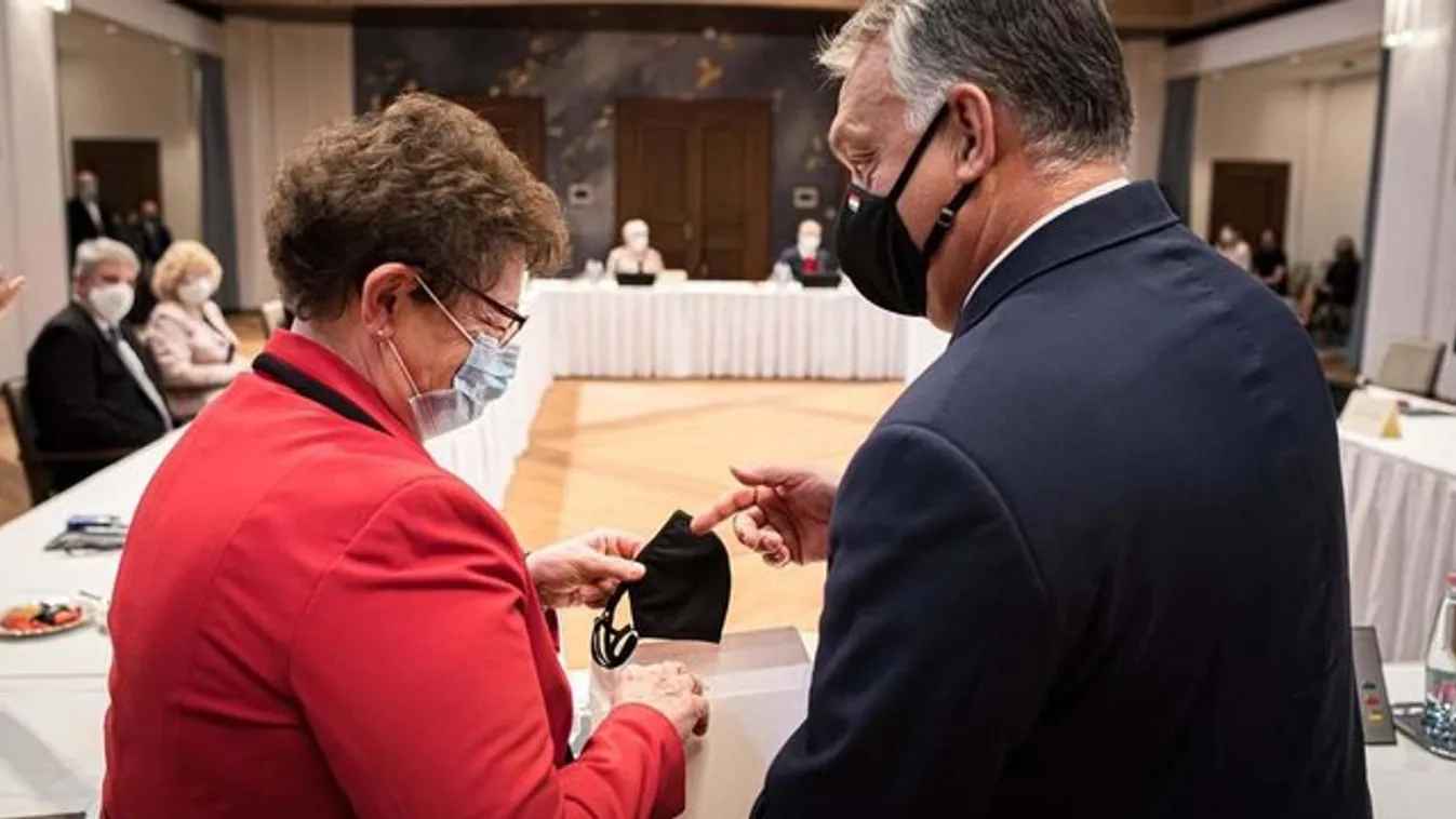 Egy titokzatos fehér borítékot adott Orbán Viktor Müller Cecíliának, ezt rejtette!