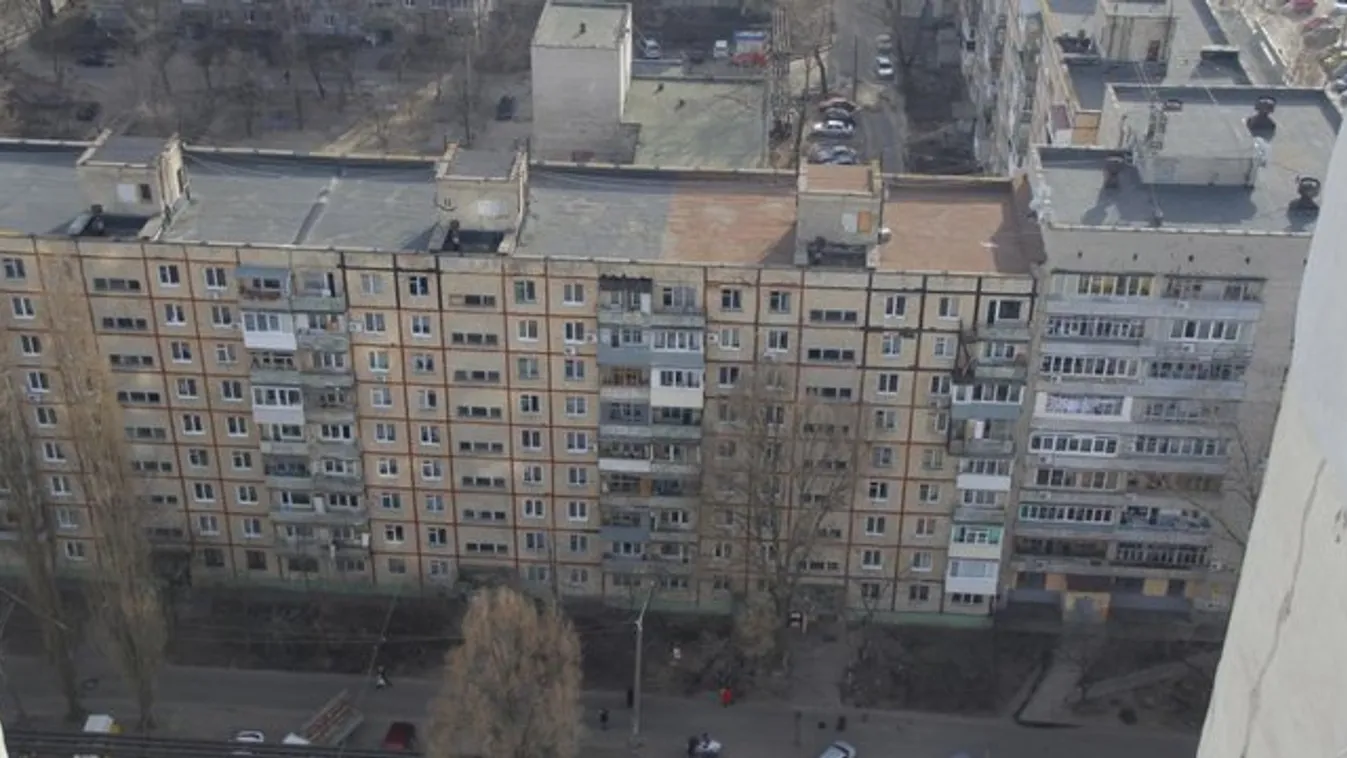 Kizuhant a kilencedik emeletről egy lány, éppen egy járókelő fejére – videó a helyszínről