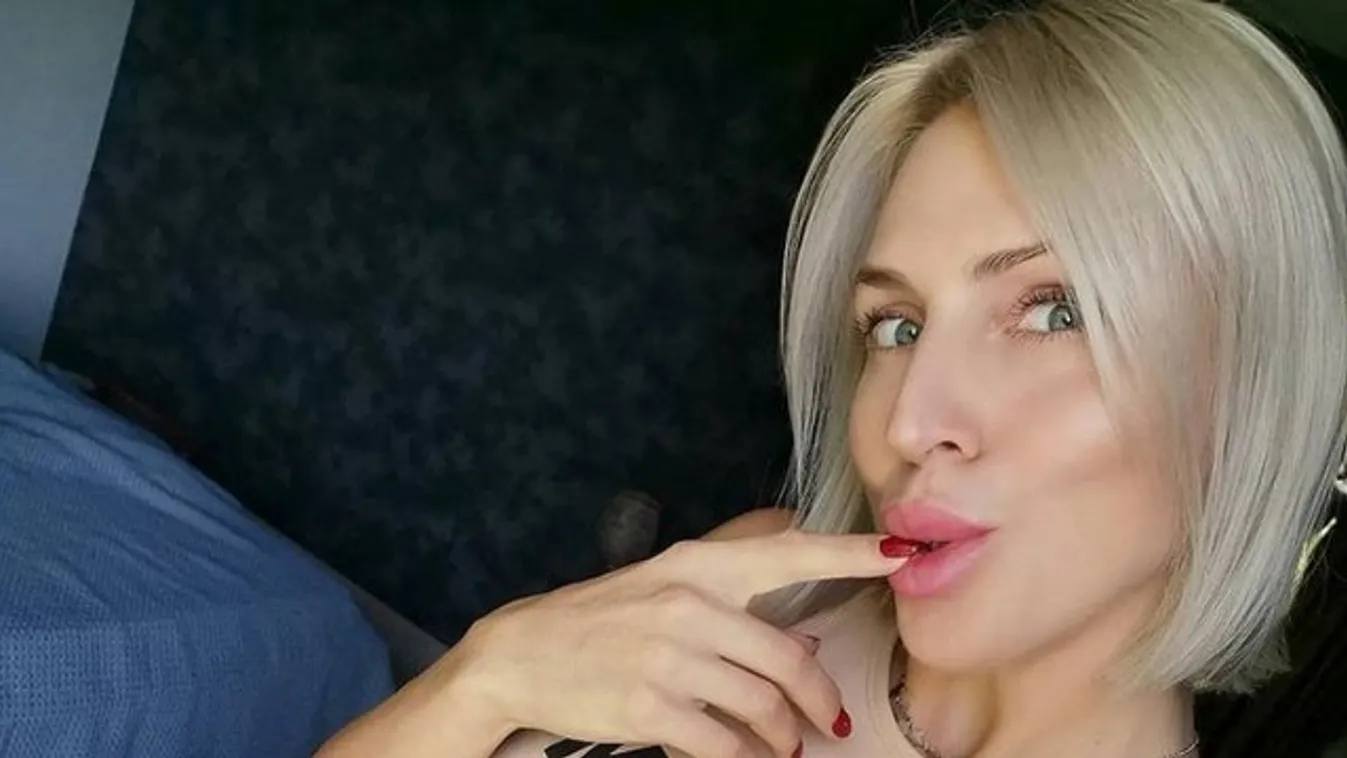Csak a kezével takarja a szemérmét a szőke bombázó – ja nem, azt is elvette – 18+ fotók