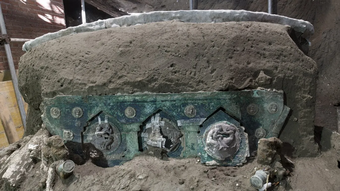 Kétezeréves, szertartásokhoz használt szekérre bukkantak a régészek Pompejiben