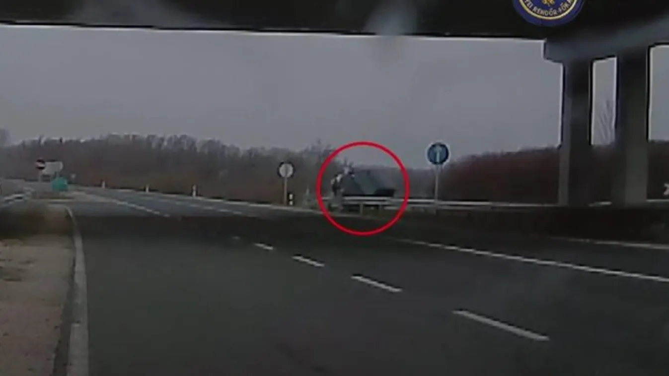 Durva videó: többször megpördült a levegőben egy autó az M9-esen