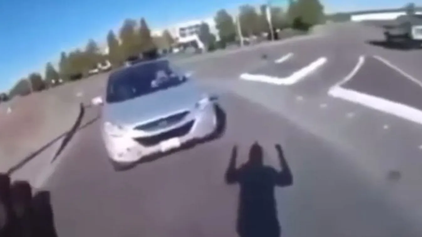 Vezess óvatosan, vigyázz az idiótákkal – figyelmeztette anyja a motorra pattanó fiút, majd percekkel később elütötte – videó