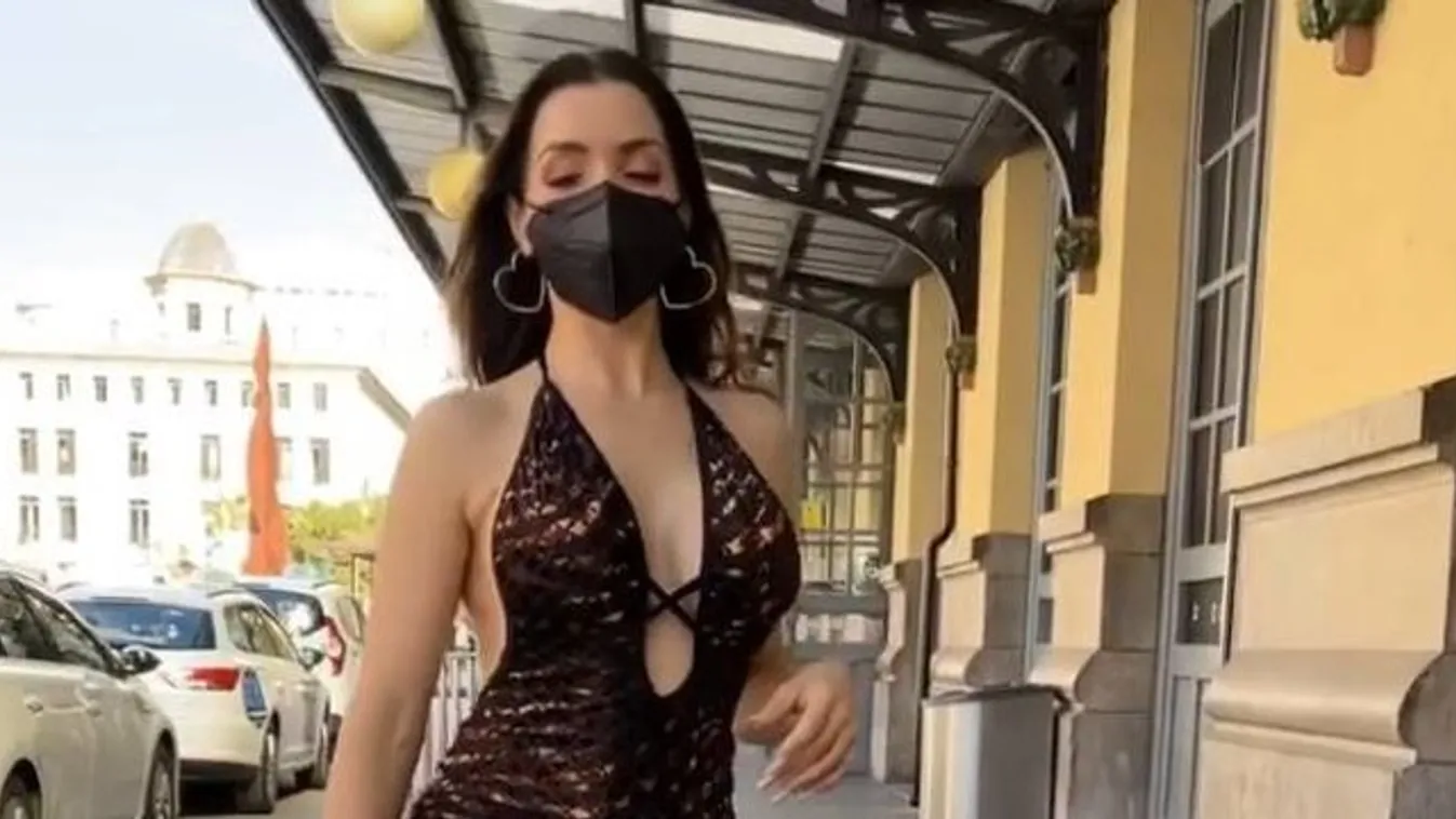 Mindenki láthatta, aki arra járt: utcán húzta fel a szoknyáját a modell, hogy megmutassa, mi van alatta – 18+ videó