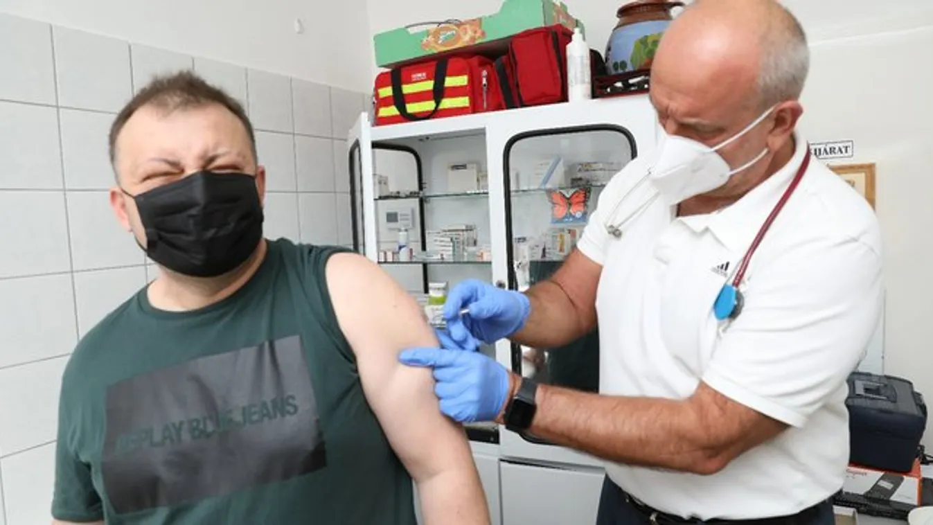 Retteg a szúrástól, de beoltatta magát Gáspár Zsolti – videó