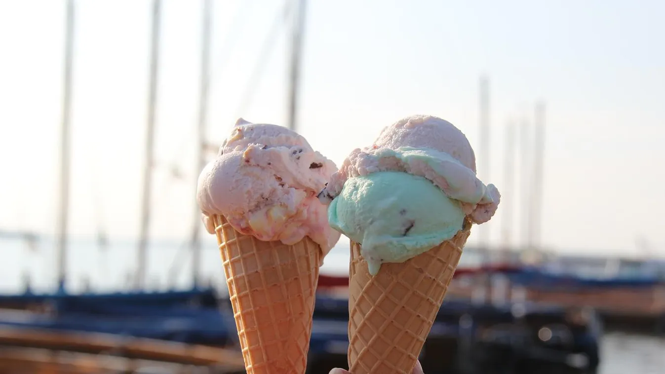 Nyitnak a fagyizók, sűrűsödnek a kompok a Balatonnál