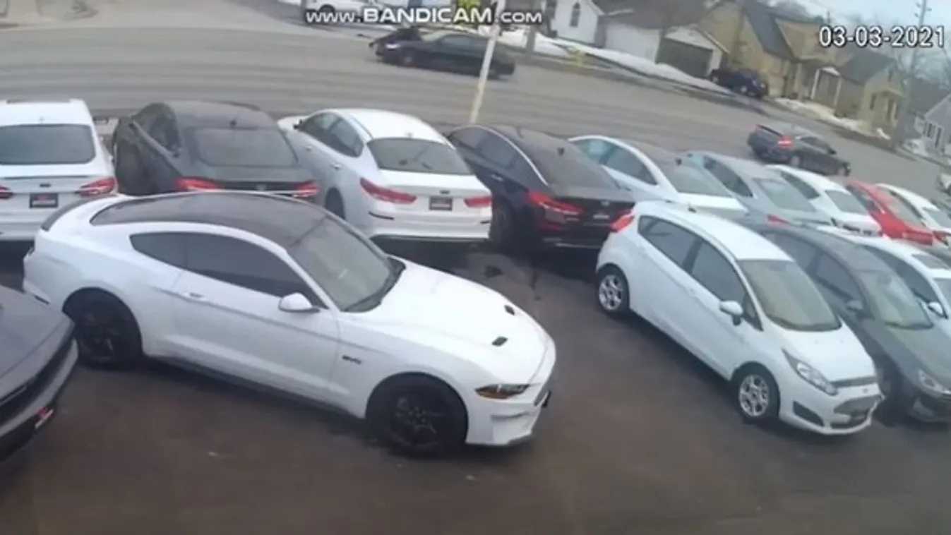 Az eladóval a motorháztetőn lopta el a BMW-t a férfi egy autókereskedésből - videó!